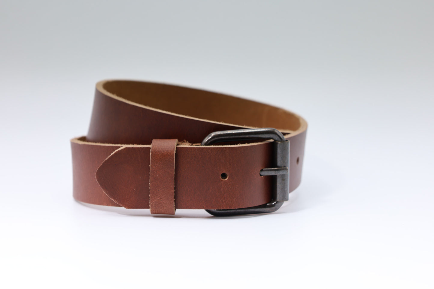 4CM BREDE ECHT LEDEREN COGNAC RIEM MET OUD ZILVEREN GESP VERKOOPPRIJS: 24,00,-