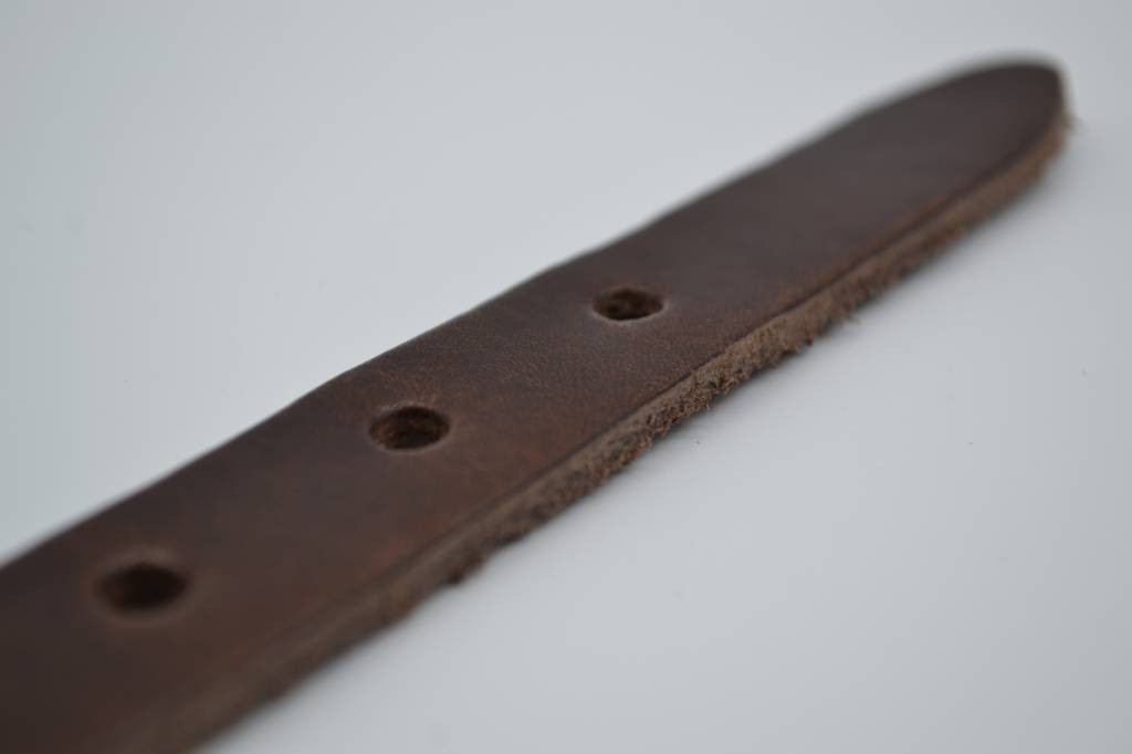 BRUINE 20MM BREDE RIEM MET STUDS OP LUS VERKOOPPRIJS: 19,95,-