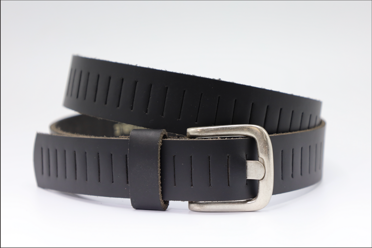 ZWARTE 4CM BREDE ECHT LEDEREN PERFORATIE RIEM. VERKOOPPRIJS: 22,50,-