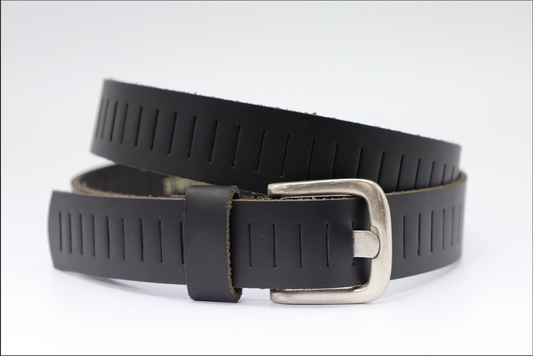 ZWARTE 4CM BREDE ECHT LEDEREN PERFORATIE RIEM. VERKOOPPRIJS: 22,50,-