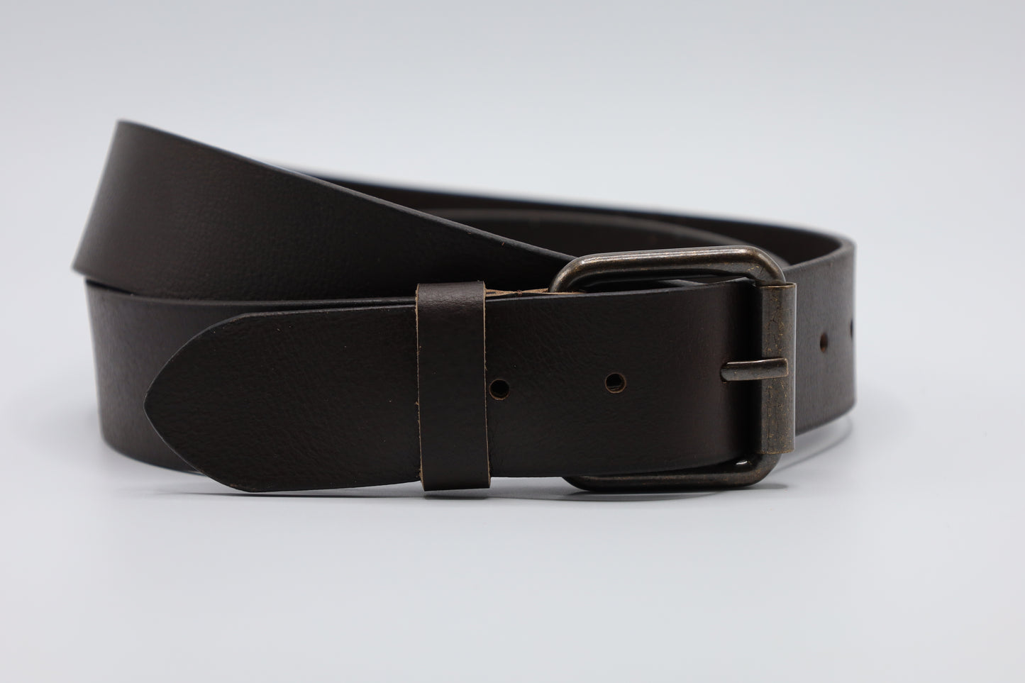 4CM BREDE ECHT LEDEREN ZWARTE RIEM MET OUD ZILVEREN GESP. VERKOOPPRIJS: 24,00,-