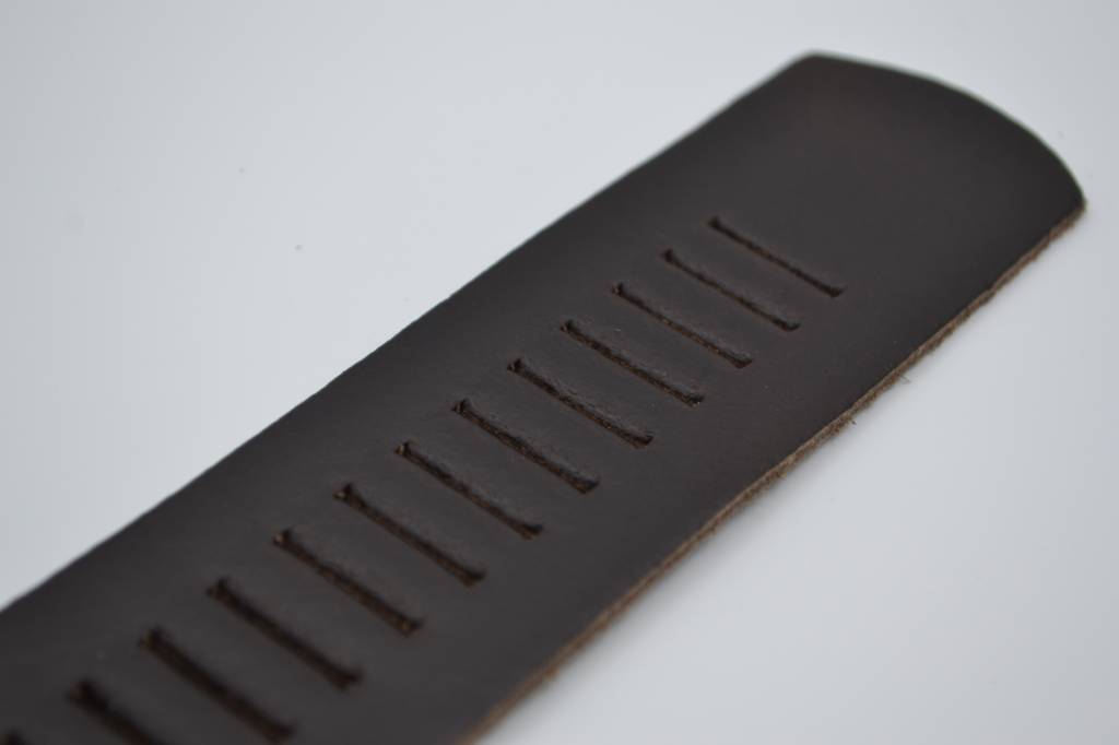 SPLIT LEREN RIEM 40mm DONKER BRUIN PERFORATIE RIEM  VERKOOPPRIJS: 29,95,-