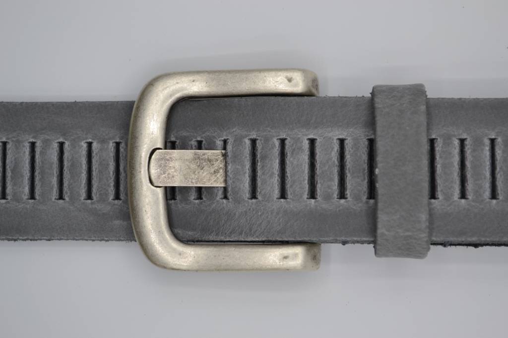 SPLIT LEREN RIEM 40mm GRIJZE PERFORATIE RIEM  VERKOOPPRIJS: 29,95,-