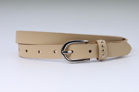 2CM BREDE ECRU RIEM MET EEN MOOI AFGEWERKTE ZILVEREN RIEM VERKOOPPRIJS: 24,00,-