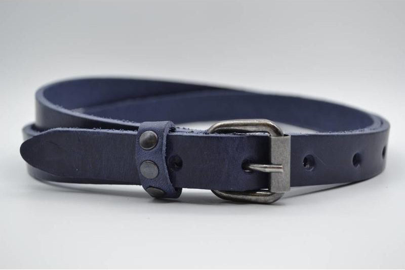 BLAUWE 20MM BREDE RIEM MET STUDS OP LUS VERKOOPPRIJS: 19,95,-