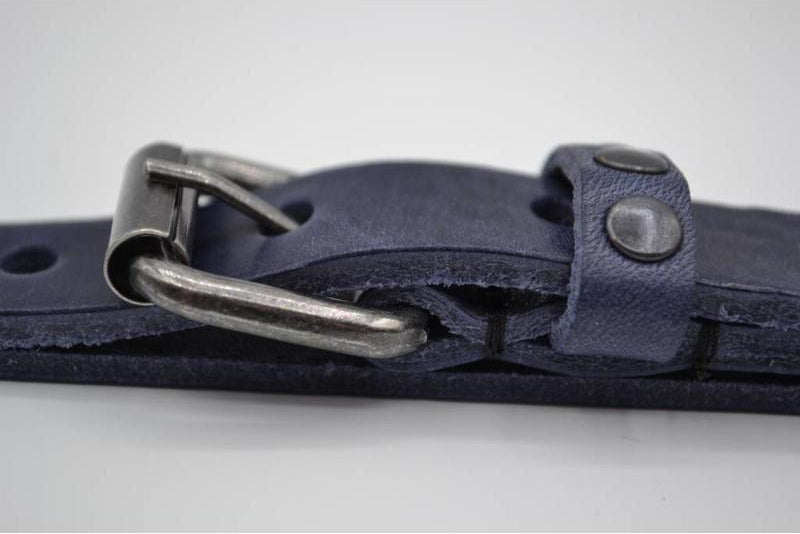 BLAUWE 20MM BREDE RIEM MET STUDS OP LUS VERKOOPPRIJS: 19,95,-