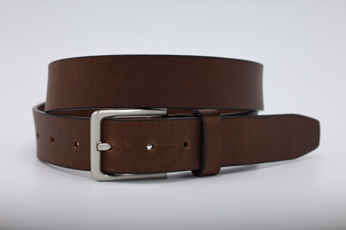 CASUAL BRUINE RIEM MET EEN ZILVEREN GESP VERKOOPPRIJS: 25,00,-