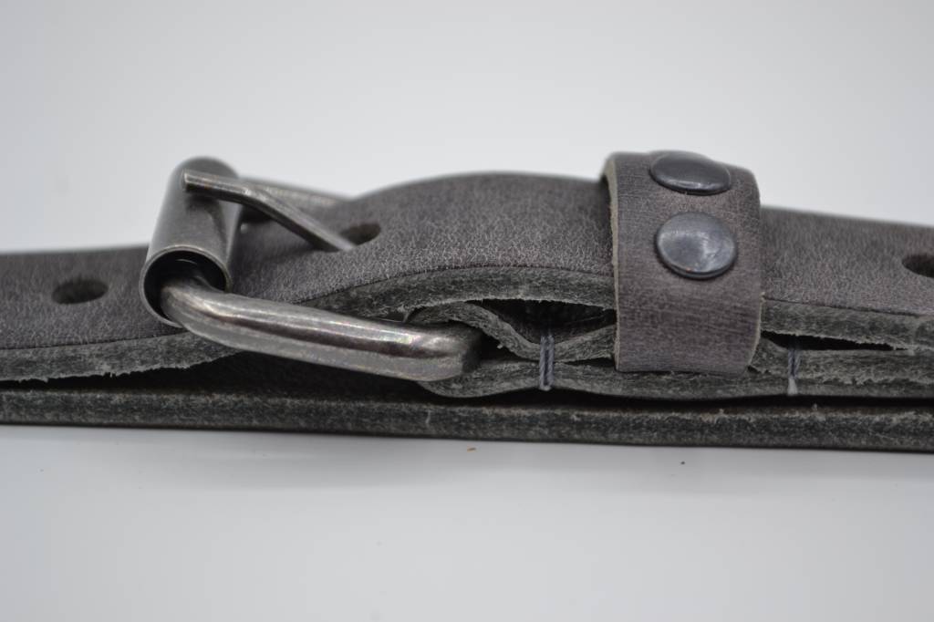 GRIJZE 20MM BREDE RIEM MET STUDS OP LUS VERKOOPPRIJS: 19,95,-
