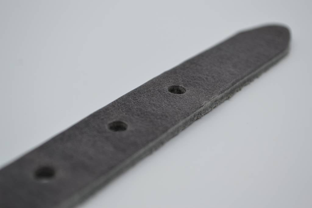 GRIJZE 20MM BREDE RIEM MET STUDS OP LUS VERKOOPPRIJS: 19,95,-