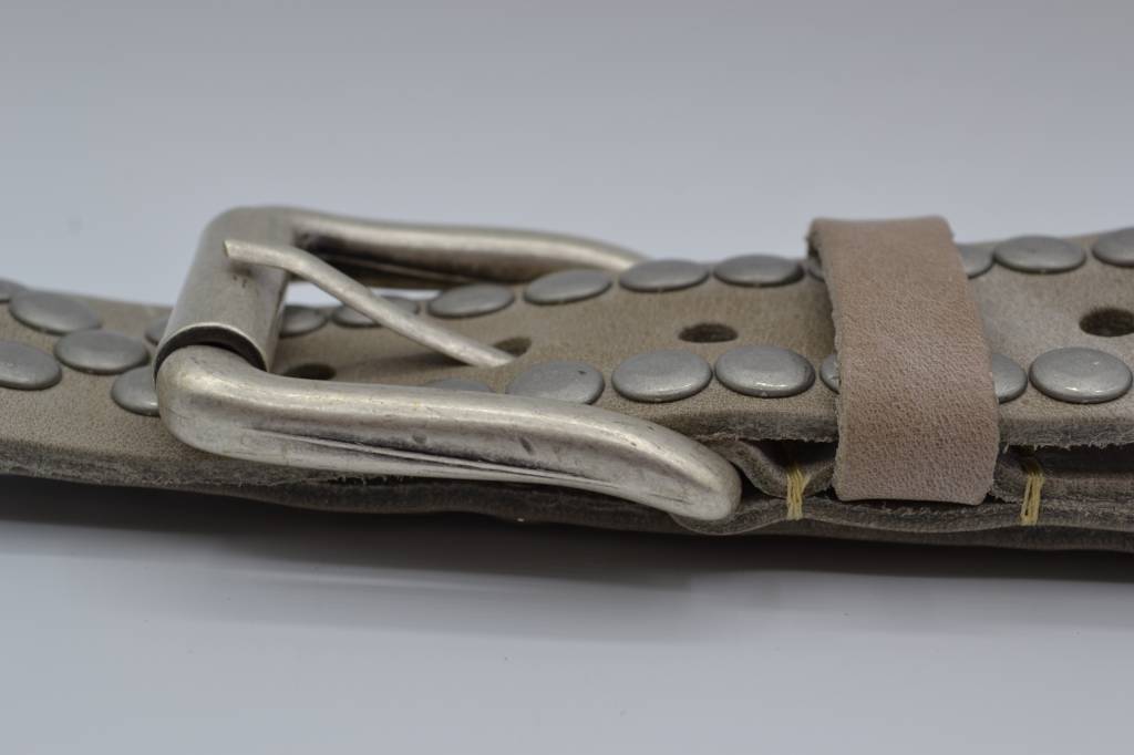 4CM TAUPE VOLLE STUDRIEM VAN ITALIAANS VOLNERF LEER VERKOOPPRIJS: 60,00,-