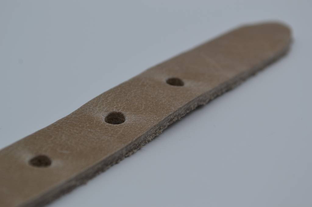 TAUPE 20MM BREDE RIEM MET STUDS OP LUS VERKOOPPRIJS: 19,95,-