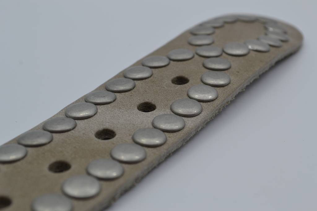 4CM TAUPE VOLLE STUDRIEM VAN ITALIAANS VOLNERF LEER VERKOOPPRIJS: 60,00,-