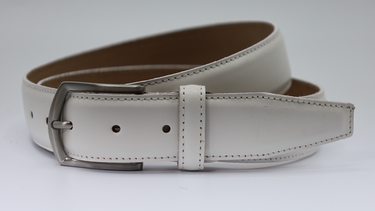 3,5CM WITTE RIEM MET GLADDE AFWERKING MET EEN OUD ZILVEREN GESP. VERKOOPPRIJS: 24,95,-